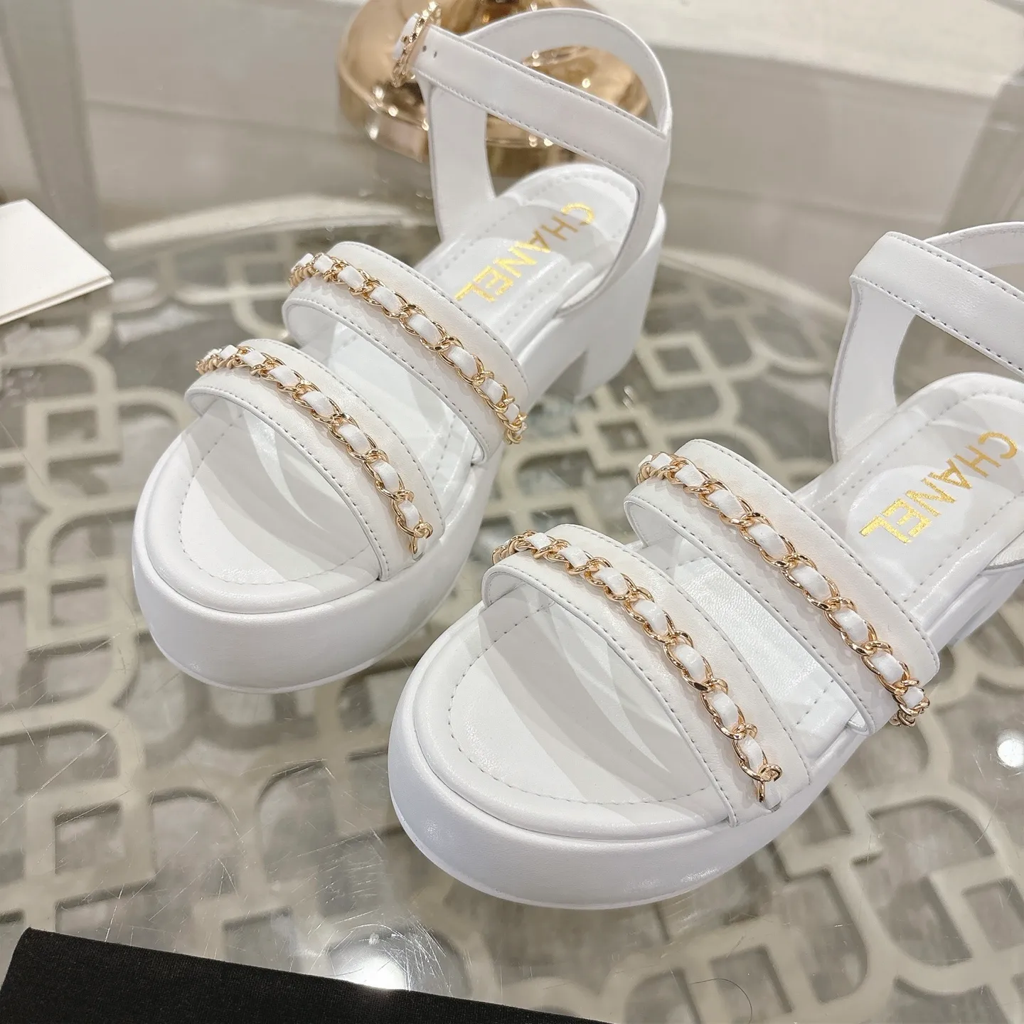 👟👟Ex-factory price 560👟👟Chanel Xiaoxiang 2025ss spring and summer latest catwalk fashion chain decoration top quality! Accurate to 1:1, light luxury without tiring the feet, the upper foot can be matched with spring and summer clothes at will, highlighting texture and taste, simple yet luxurious appearance, even if it is just a pair of sandals, it is definitely a must-have pair in the summer shoe cabinet. Upper: imported lambskin. Lining: imported sheepskin lining. Outsole: original customized outsole. Size: 35-40 (40.41.42 custom-made, non-returnable)